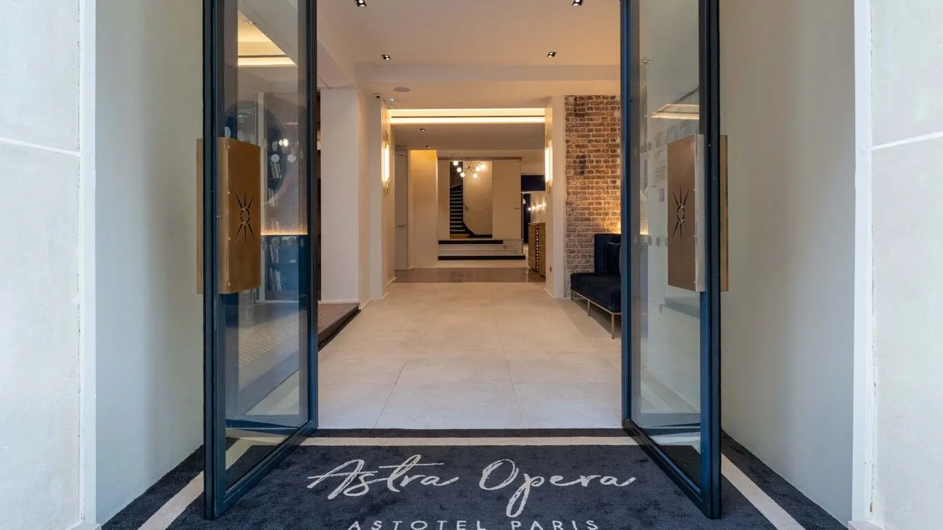Entrée spacieuse de l’hôtel Astra Opéra