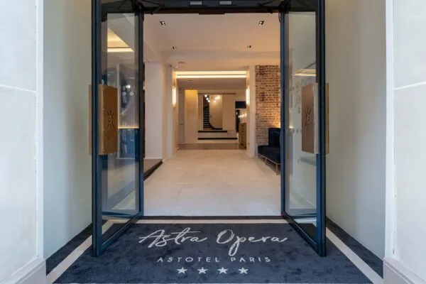 Entrée spacieuse de l’hôtel Astra Opéra