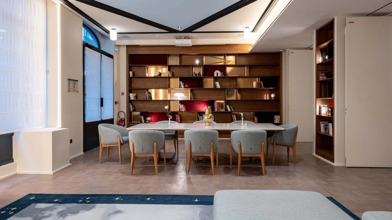 La bibliothèque de l’hôtel Astra Opéra est un lieu intime et raffiné, idéal pour une pause au calme.