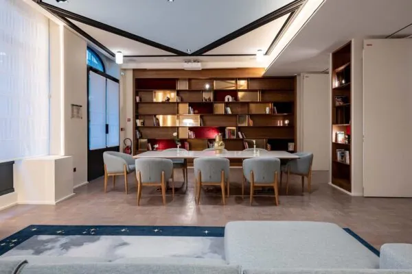 La bibliothèque de l’hôtel Astra Opéra est un lieu intime et raffiné, idéal pour une pause au calme.