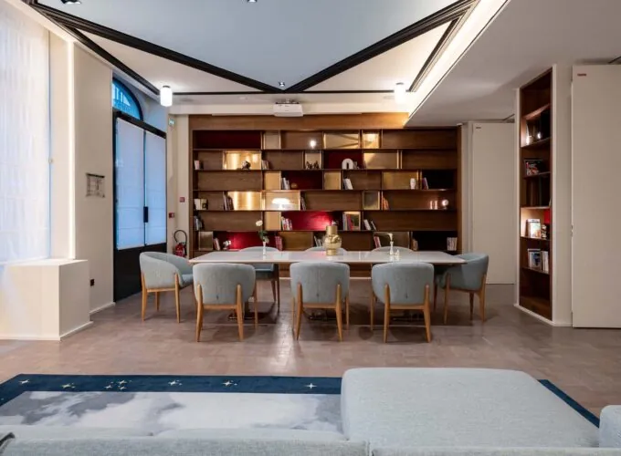 La bibliothèque de l’hôtel Astra Opéra est un lieu intime et raffiné, idéal pour une pause au calme.