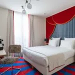 Vue du lit dans une chambre Double Bouglione à l’hôtel Opera Astra