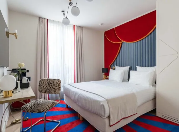 Vue du lit dans une chambre Double Bouglione à l’hôtel Opera Astra