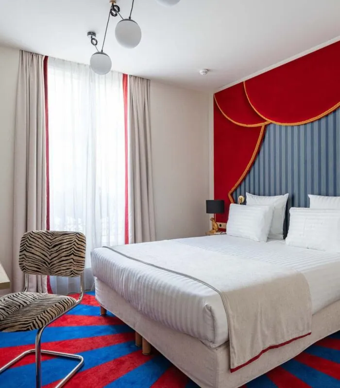 Vue du lit dans une chambre Double Bouglione à l’hôtel Opera Astra