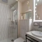 Salle de bains d’une chambre Double Bouglione à l’hôtel Opera Astra