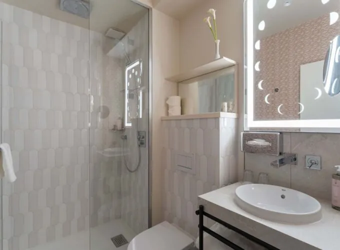 Salle de bains d’une chambre Double Bouglione à l’hôtel Opera Astra