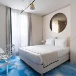 Vue du lit dans une chambre Double Claudie Haigneré à l’hôtel Opera Astra