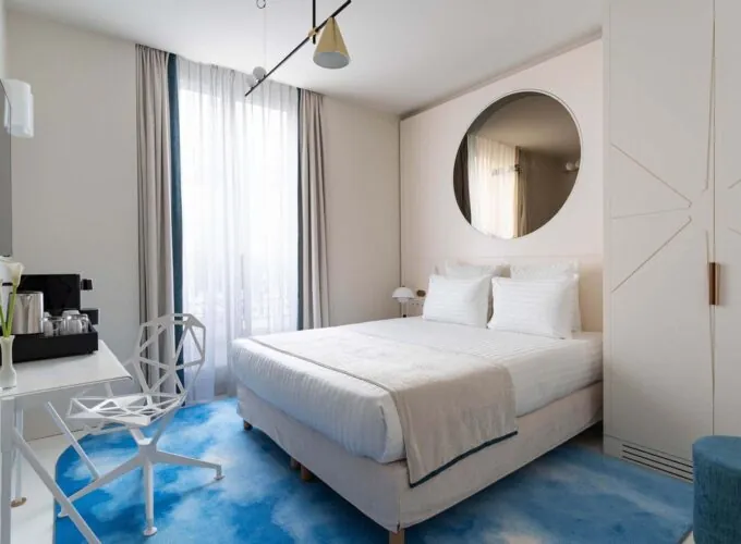 Vue du lit dans une chambre Double Claudie Haigneré à l’hôtel Opera Astra