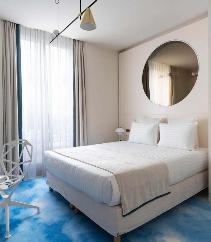 Vue du lit dans une chambre Double Claudie Haigneré à l’hôtel Opera Astra