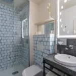 Salle de bains d’une chambre Double Claudie Haigneré à l’hôtel Opera Astra