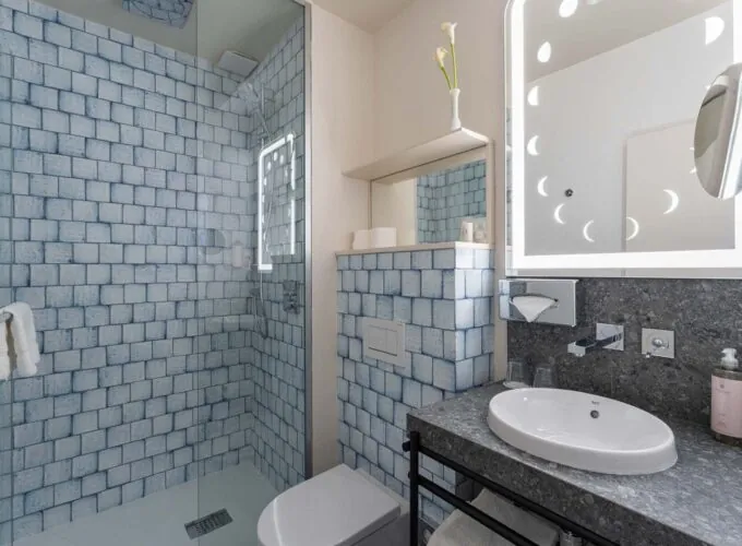 Salle de bains d’une chambre Double Claudie Haigneré à l’hôtel Opera Astra