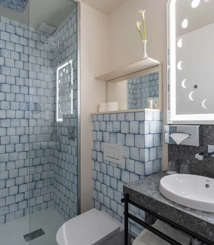 Salle de bains d’une chambre Double Claudie Haigneré à l’hôtel Opera Astra