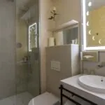 Vue de la salle de bains de la chambre Double Daniel Auteuil à l’hôtel Opera Astra