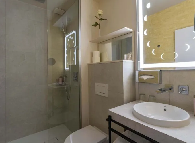 Vue de la salle de bains de la chambre Double Daniel Auteuil à l’hôtel Opera Astra