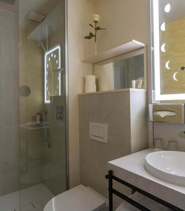 Vue de la salle de bains de la chambre Double Daniel Auteuil à l’hôtel Opera Astra