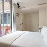Chambre Double Terrasse Daniel Auteuil avec un lit et un balcon à l’hôtel Astra Opéra