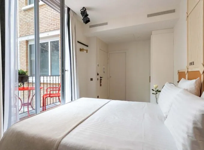 Chambre Double Terrasse Daniel Auteuil avec un lit et un balcon à l’hôtel Astra Opéra