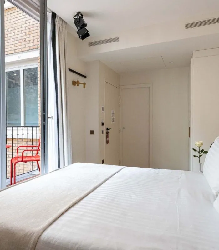 Chambre Double Terrasse Daniel Auteuil avec un lit et un balcon à l’hôtel Astra Opéra