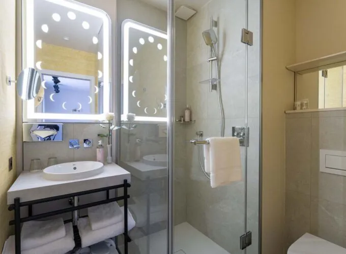 Salle de bains de la chambre Double avec terrasse à l’hôtel Opera Astra