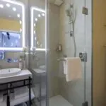 Salle de bains de la chambre Double avec terrasse à l’hôtel Opera Astra