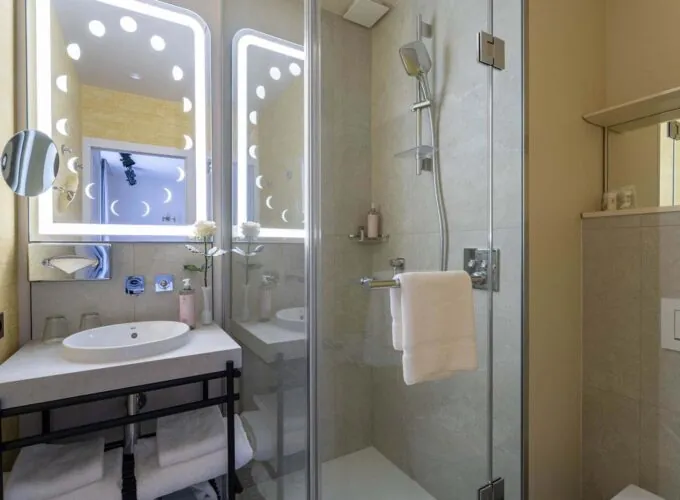 Salle de bains de la chambre Double avec terrasse à l’hôtel Opera Astra