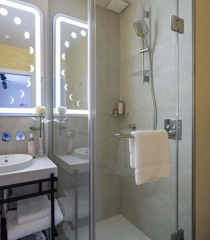 Salle de bains de la chambre Double avec terrasse à l’hôtel Opera Astra