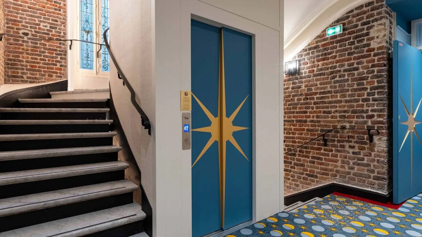 Escalier élégant de l’hôtel Astra Opéra