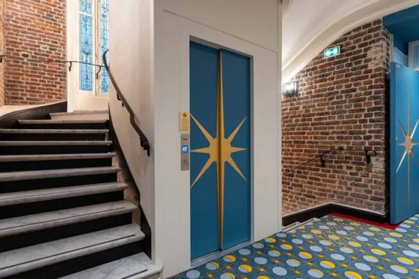 Escalier élégant de l’hôtel Astra Opéra