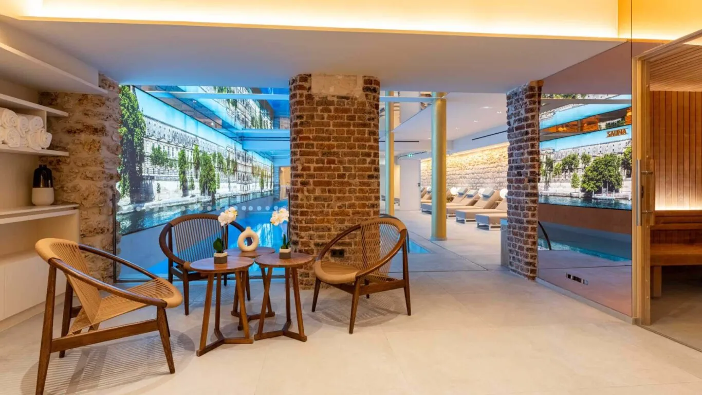 L’espace bien-être de l’hôtel Astra Opéra offre un havre de détente et de sérénité, idéal pour se ressourcer après une journée bien remplie.