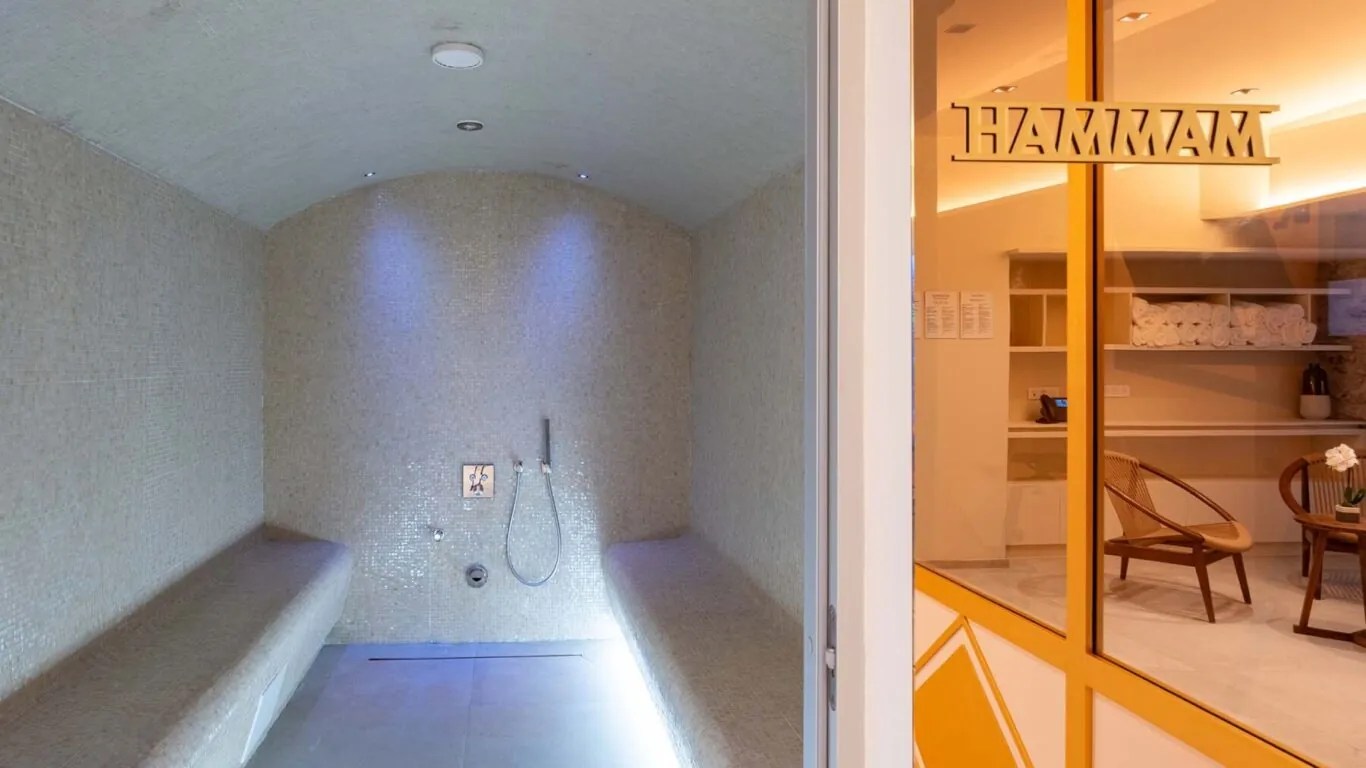 Le hammam de l’hôtel Astra Opéra offre une expérience bien-être unique dans un cadre raffiné et relaxant.