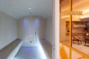 Le hammam de l’hôtel Astra Opéra offre une expérience bien-être unique dans un cadre raffiné et relaxant.