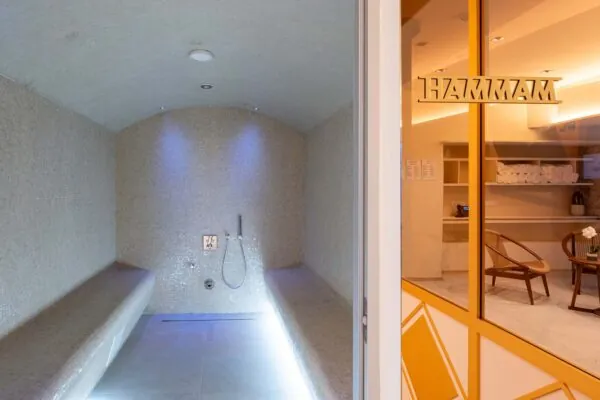 Le hammam de l’hôtel Astra Opéra offre une expérience bien-être unique dans un cadre raffiné et relaxant.