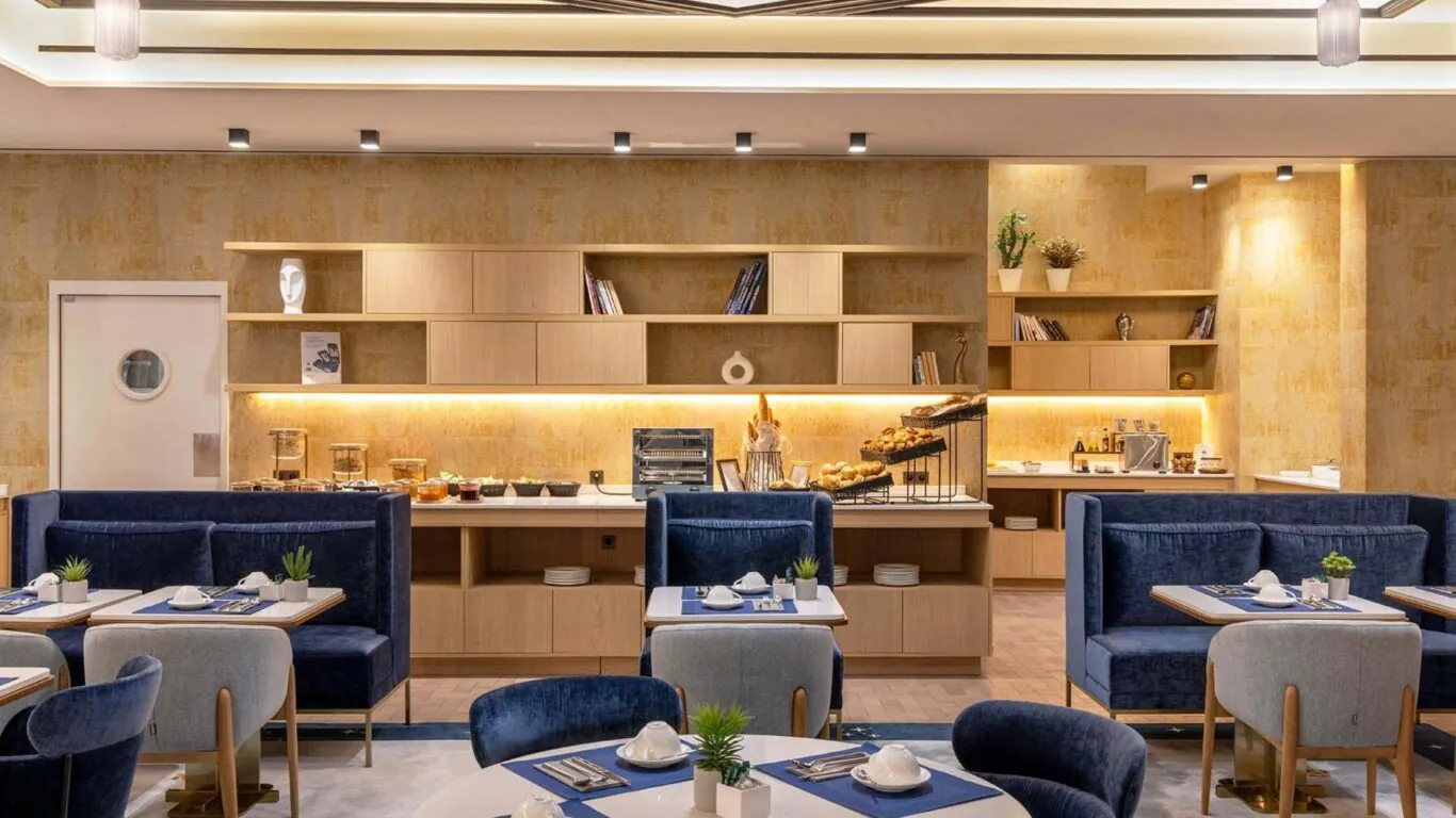 La salle de petit-déjeuner de l’hôtel Astra Opéra est un espace accueillant où les clients peuvent savourer un délicieux buffet.