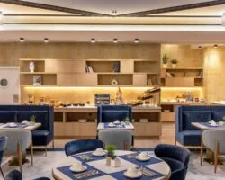 La salle de petit-déjeuner de l’hôtel Astra Opéra est un espace accueillant où les clients peuvent savourer un délicieux buffet.