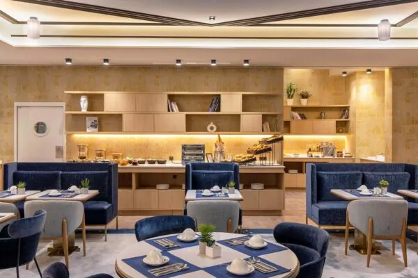 La salle de petit-déjeuner de l’hôtel Astra Opéra est un espace accueillant où les clients peuvent savourer un délicieux buffet.