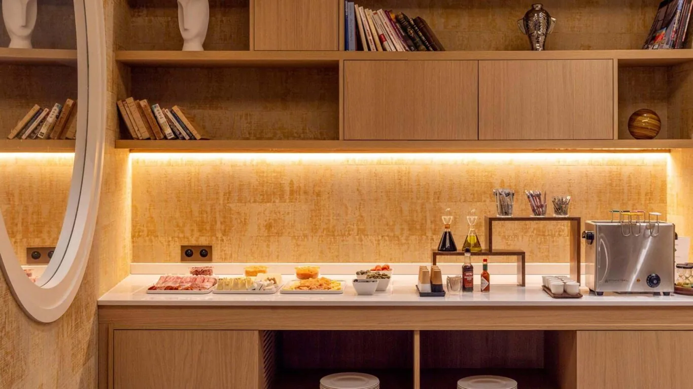 La salle de petit-déjeuner de l’hôtel Astra Opéra est un espace accueillant où les clients peuvent savourer un délicieux buffet.