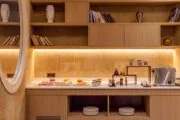 La salle de petit-déjeuner de l’hôtel Astra Opéra est un espace accueillant où les clients peuvent savourer un délicieux buffet.