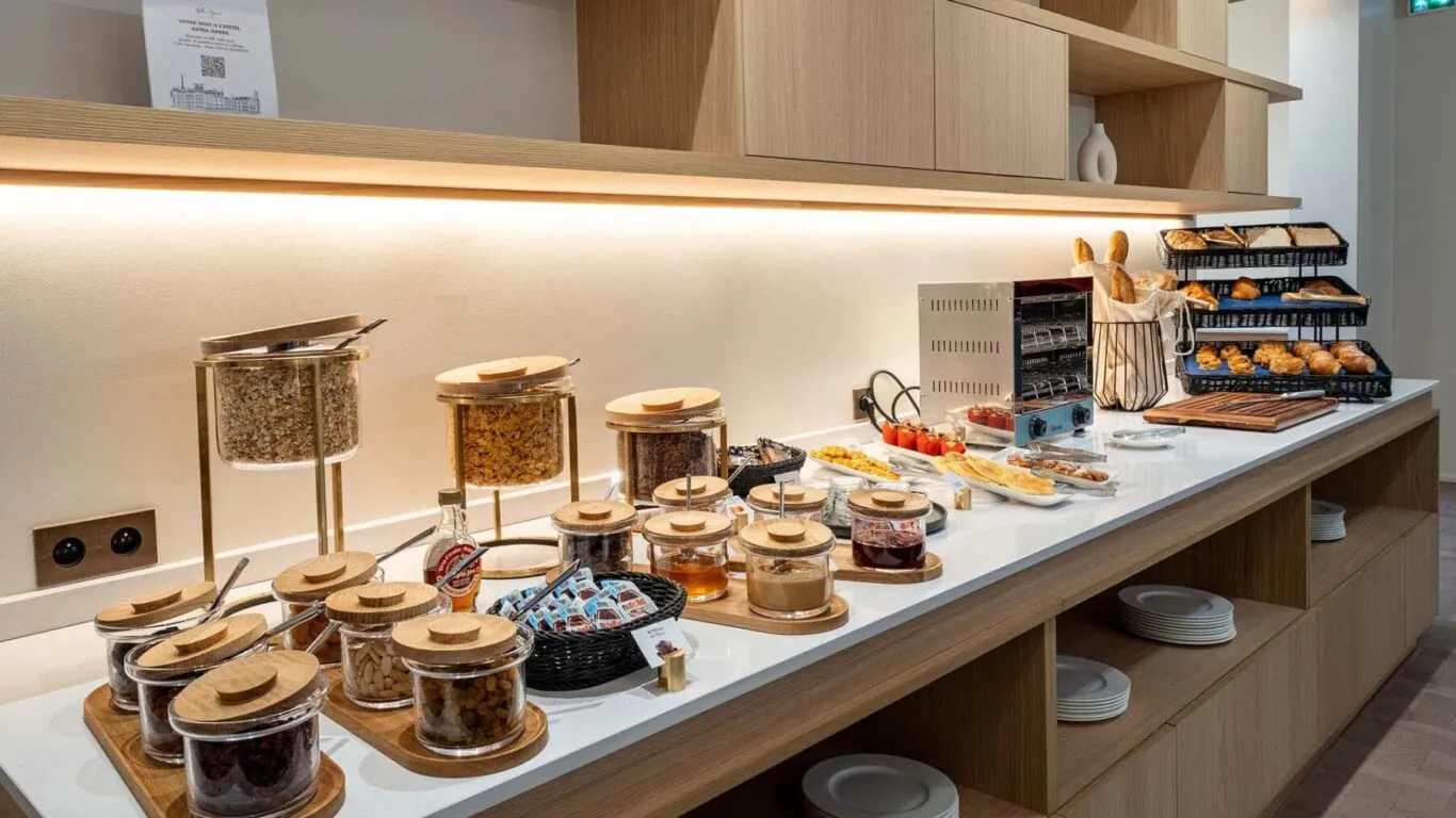 La salle de petit-déjeuner de l’hôtel Astra Opéra est un espace accueillant où les clients peuvent savourer un délicieux buffet.