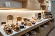 La salle de petit-déjeuner de l’hôtel Astra Opéra est un espace accueillant où les clients peuvent savourer un délicieux buffet.