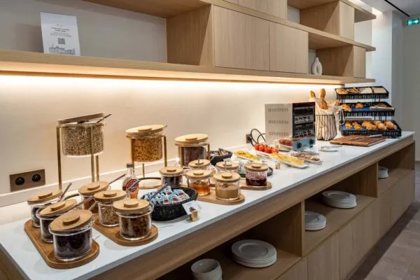 La salle de petit-déjeuner de l’hôtel Astra Opéra est un espace accueillant où les clients peuvent savourer un délicieux buffet.