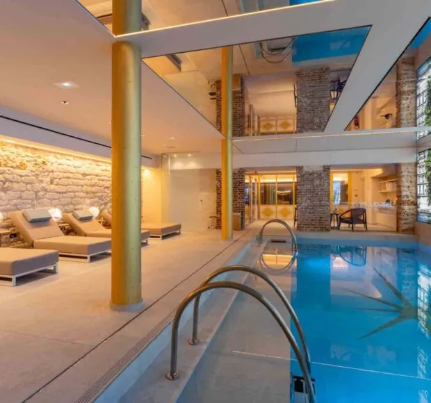 La piscine de l’hôtel Astra Opéra, avec son design élégant et son atmosphère relaxante.