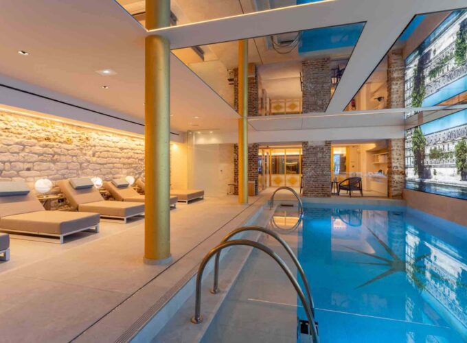 아스트라 오페라 호텔의 수영장은 우아한 디자인과 편안한 분위기를 자랑합니다.