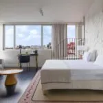 Lit king size et vue d’une chambre Privilège avec terrasse Marie-Agnès Gillot à l’hôtel Opera Astra