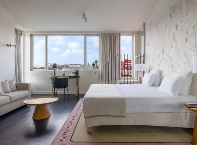 Lit king size et vue d’une chambre Privilège avec terrasse Marie-Agnès Gillot à l’hôtel Opera Astra