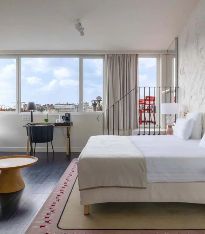 Lit king size et vue d’une chambre Privilège avec terrasse Marie-Agnès Gillot à l’hôtel Opera Astra