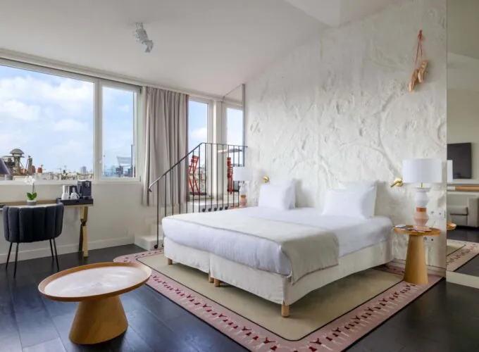 Vue du lit king size dans une chambre Privilège avec terrasse Marie-Agnès Gillot à l’hôtel Opera Astra