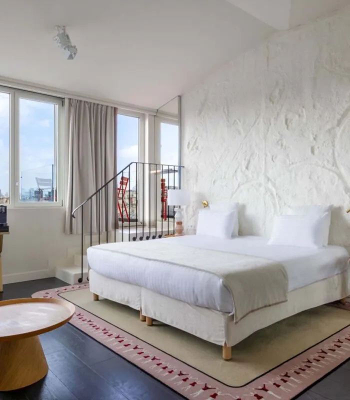 Vue du lit king size dans une chambre Privilège avec terrasse Marie-Agnès Gillot à l’hôtel Opera Astra