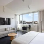 Vue de l’écran plat et de la chambre Privilège avec terrasse Marie-Agnès Gillot à l’hôtel Opera Astra