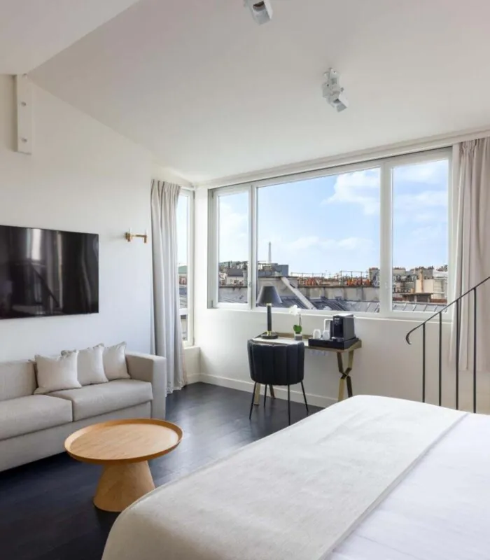 Vue de l’écran plat et de la chambre Privilège avec terrasse Marie-Agnès Gillot à l’hôtel Opera Astra