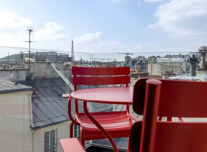 Vue de la tour Eiffel depuis la terrasse d’une chambre Privilège Marie-Agnès Gillot à l’hôtel Opera Astra